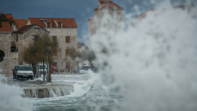 Ki&scaron;a prvo u Dalmaciji, a onda po cijeloj zemlji, kroz večer u planinama moguć i snijeg