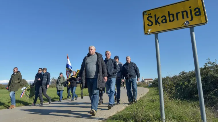 Pro&scaron;la je 31 godina od masakra u &Scaron;kabrnji: Žene i djeca skrivali su se u podrumima, a stotinjak civila je zarobljeno
