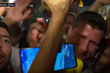 RTL-ov reporter pokušao odraditi javljanje uživo, a onda su 'show' preuzeli Marokanci. Novinar nije mogao ni doći do kamere