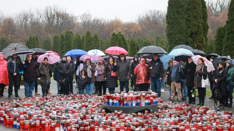 Odana počast žrtvama ubijenima u Veleprometu: 'Tjerali su ih da sami sebi kopaju grobove'