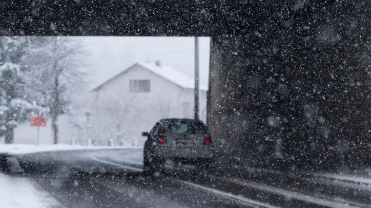 Na Zavižanu 40 cm snijega, u Gorskom kotaru 27. Na snazi ograničenja u prometu i crveni meteoalarm