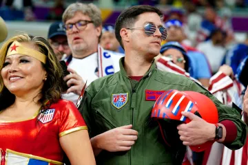 Lako Amerikancima kad ih s tribina prate Wonder Woman, orao i Top Gun: Simpatična navijačica ukrala svu pažnju