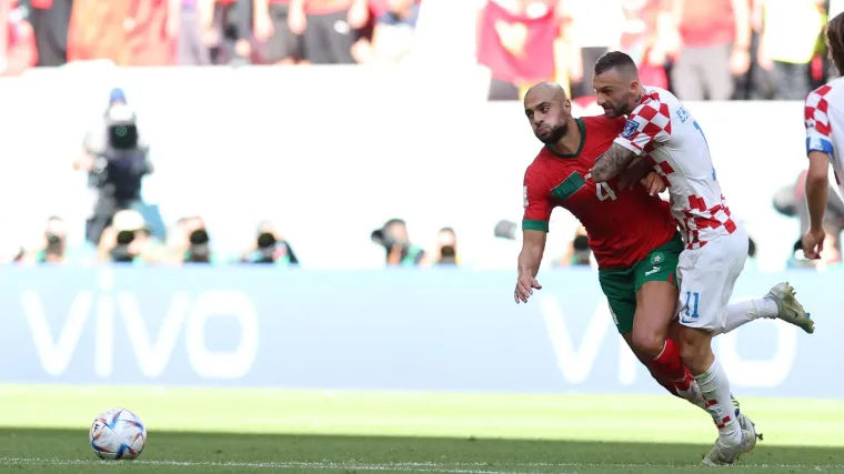 Kasnio na drugo poluvrijeme, popravljao dres. Marokanski mediji otkrili &scaron;to je zadržalo Amrabata