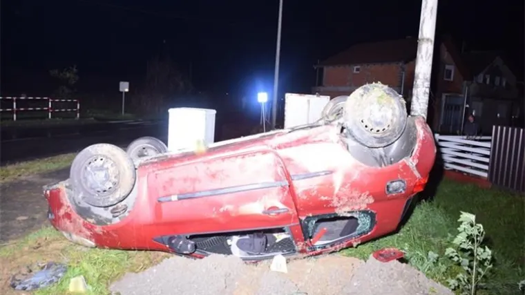 FOTO Te&scaron;ka prometna: Vozač (36) oduzeo prednost, auto zavr&scaron;io na krovu. Troje ozlijeđenih