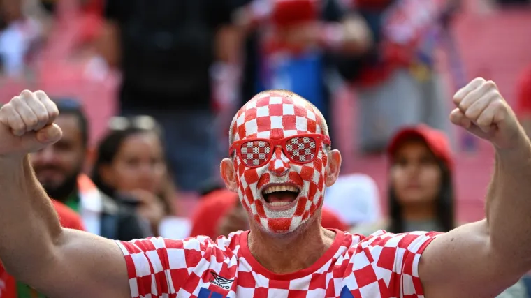 Tip s maskom hrvatskim navijačima utjerao strah u kosti: Pogledajte ovu scenu na tribinama