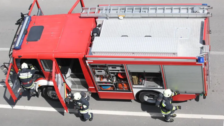 Kvar na kabelu klima uređaja izazvao požar u pogonu tekstila: Ozlijeđen vatrogasac