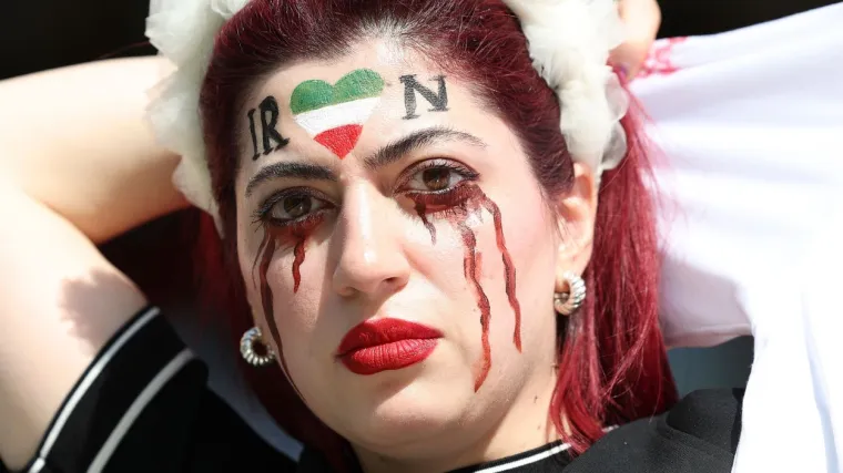 Iranci pjevali himnu prije utakmice na Svjetskom prvenstvu, navijači fućkali i plakali