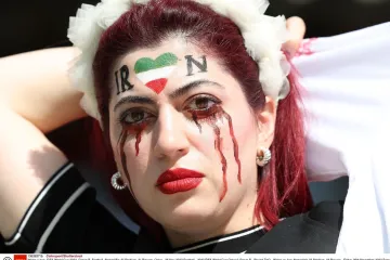 Iranci pjevali himnu prije utakmice na Svjetskom prvenstvu, navijači fućkali i plakali