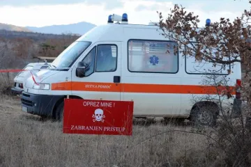Prilikom razminiranja stroj aktivirao protupješačku minu: Ozlijeđen operater stroja, hitno ga prebacili u gospićku bolnicu