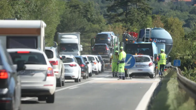 Jedan muškarac preminuo, deset osoba je ozlijeđeno: 'Čovjek je ostao zarobljen u autu'