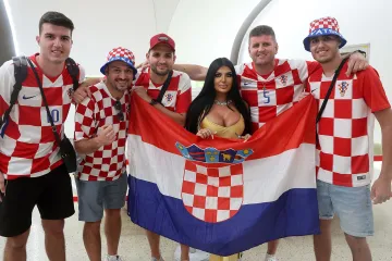 Naši navijači stigli u Katar i fotkali se s misterioznom crnkom, pogledajte što su joj dali da drži u rukama