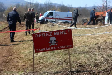 Pirotehničar koji je jučer ozlijeđen na razminiravanju kod Perušića ima lakše ozljede