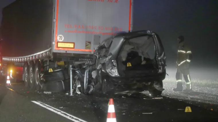 Detalji stra&scaron;ne nesreće na A3: Autobus odgurao auto pod kamion. Poginula putnica