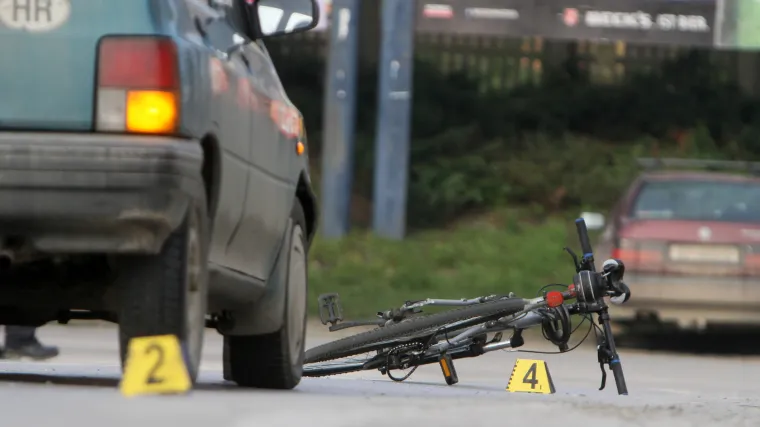 Te&scaron;ko ozlijeđeno dijete (13) u Karlovcu. Biciklom vozilo preko pje&scaron;ačkog, a onda je naletio auto