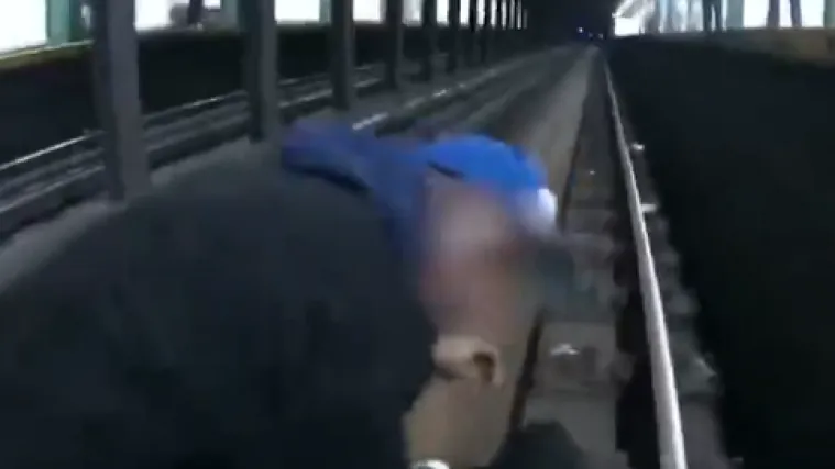 VIDEO Snimili dramatičan trenutak su policajci u posljednji tren spasili čovjeka s tračnica