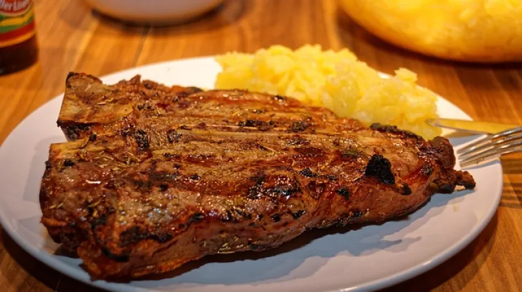 Kako se pravilno priprema T-bone steak na roštilju?