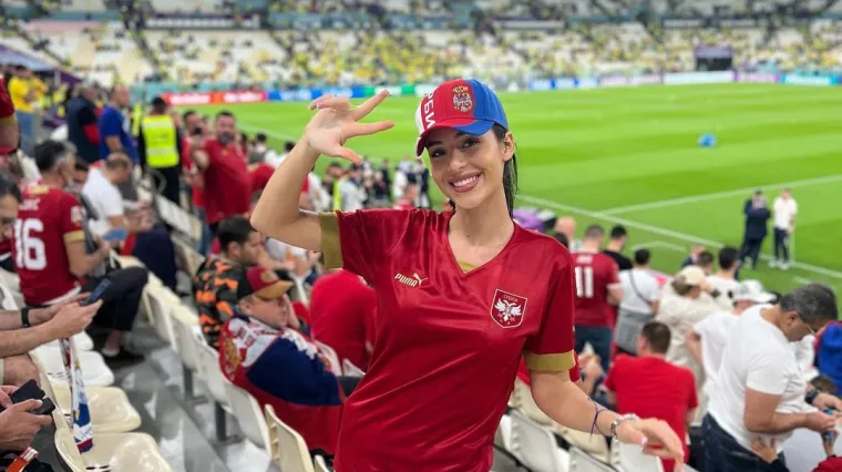 Cecina kći u Kataru bodri svoga Gudelja: Vruća Anastasija osvanula u neobičnom izdanju - i s tri prsta u zraku!