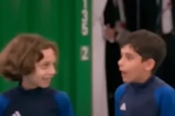 Cristiano Ronaldo pružio ruku dječaku prije utakmice: Njegova reakcija postala viralna