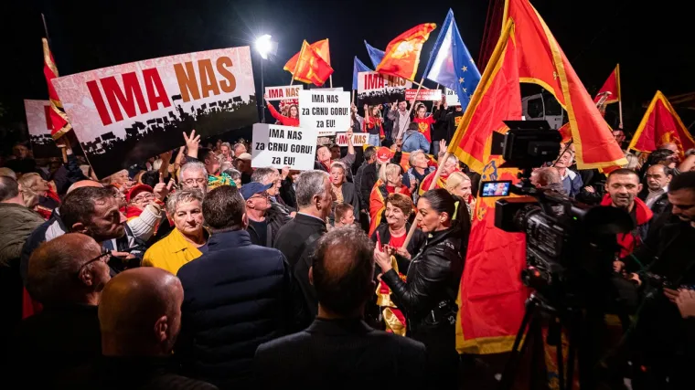 Crnogorci hoće na izvanredne izbore, prosvjedovali i treći put:  'Ne damo te Crna Goro'