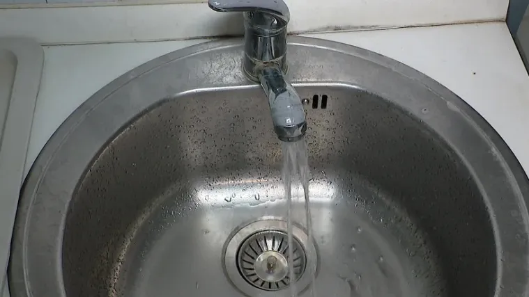 Tisuće u Zagrebu bez priključaka i pitke vode, Toma&scaron;ević udara po džepu, kako je u drugim gradovima?