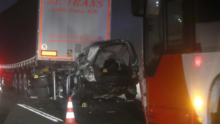 Vozač autobusa zavr&scaron;io u pritvoru! Vozio prebrzo pa teretno vozilo zabio u kamion, umrla žena