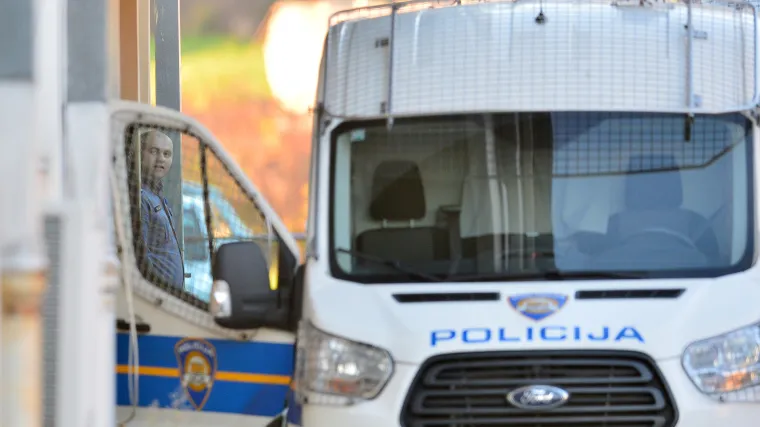 Pijana žena vrijeđala konobara koji joj nije htio poslužiti alkohol, nasrnula i na policiju...