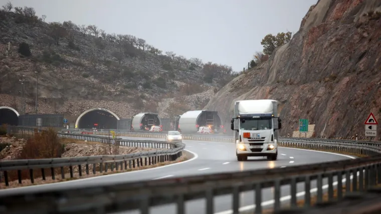 HAK upozorio vozače: 'Oprez, po autocesti &scaron;etaju pas i labud, dio ceste je zatvoren'