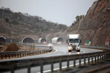 HAK upozorio vozače: 'Oprez, po autocesti šetaju pas i labud, dio ceste je zatvoren'