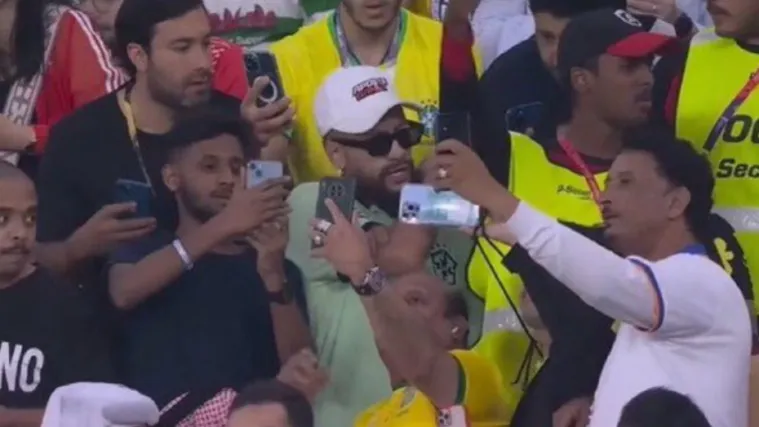 Tip se preru&scaron;io u Neymara i izazvao kaos na tribinama. Svi su htjeli selfie s poznatim nogometa&scaron;em