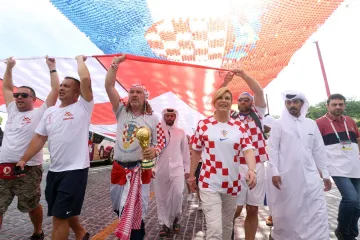 Kolinda se pridružila hrvatskim navijačima u Kataru, pogledajte što radi i što drži u rukama. Ovo je totalni hit