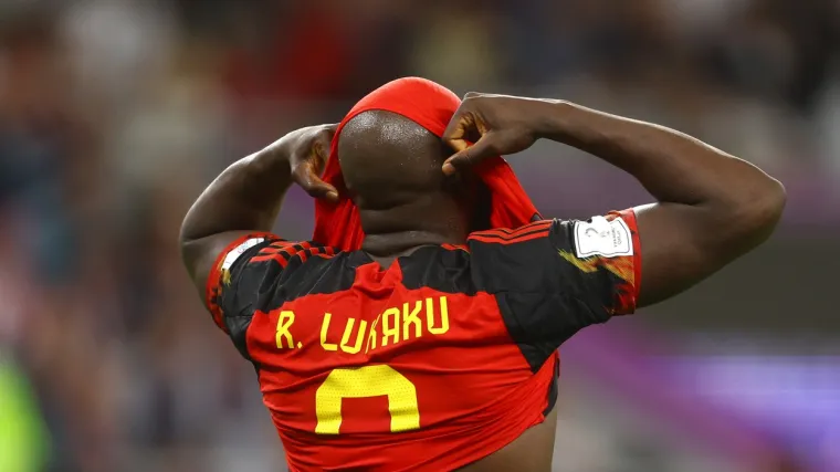 Lukaku bijesan u suzama razbija po terenu, a na Twitteru ga opasno sprdaju: Frapantan podatak koji pokazuje njegov očaj
