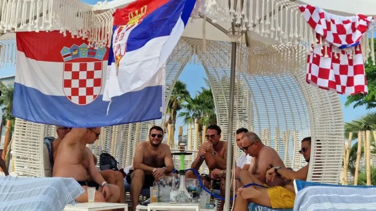 Hrvati i Srbi se međusobno druže dok čekaju utakmice: 'Prijateljstvo je jače od bilo čega'