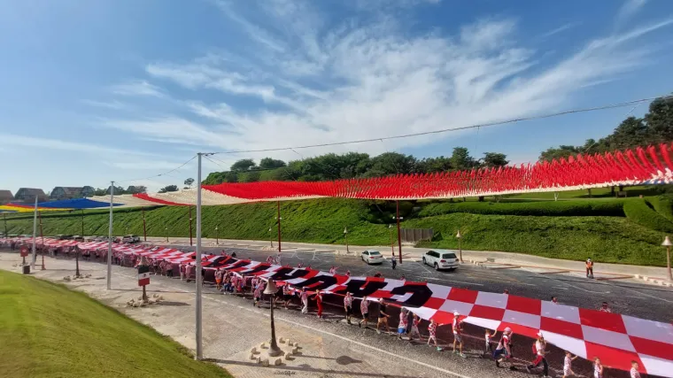 Pogledajte prizore na ulicama Katara: Tisuće na&scaron;ih navijača navija uz pratnju skupocjene 'pile'