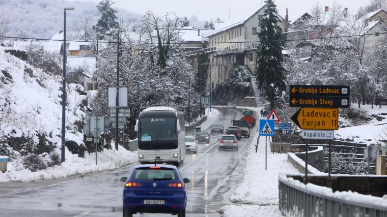 Znate li što je crni led? Ova opasna pojava ne može se vidjeti, a može izazvati fatalne nesreće za vozače, ali i pješake