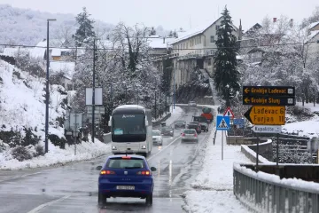 Znate li što je crni led? Ova opasna pojava ne može se vidjeti, a može izazvati fatalne nesreće za vozače, ali i pješake