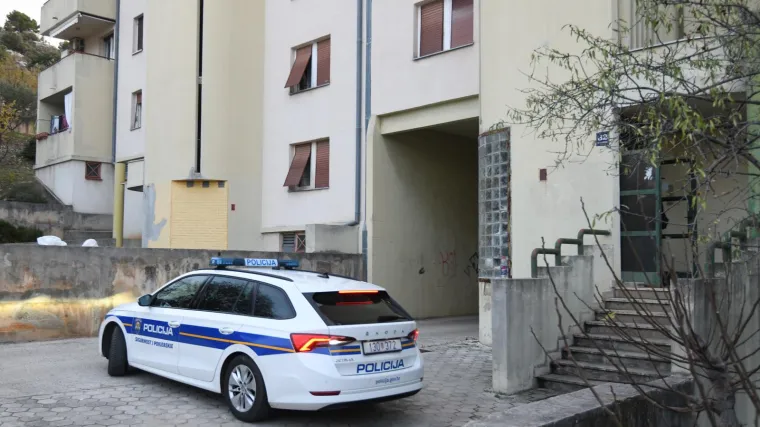 Zapalio se stan u zgradi u &Scaron;ibeniku: Svi stanovnici su evakuirani, a troje ih je zatražilo liječničku pomoć