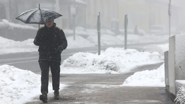 U većini krajeva oblačno s kišom, ali bit će i susnježice i snijega, pa se ponegdje očekuje stvaranje snježnog pokrivača