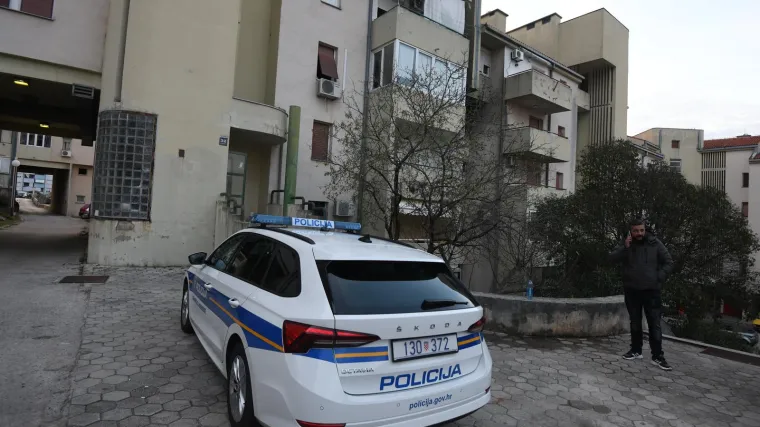 FOTO Noćas gorio stan u &Scaron;ibeniku, stanari zgrade evakuirani, tri osobe zatražile pomoć liječnika