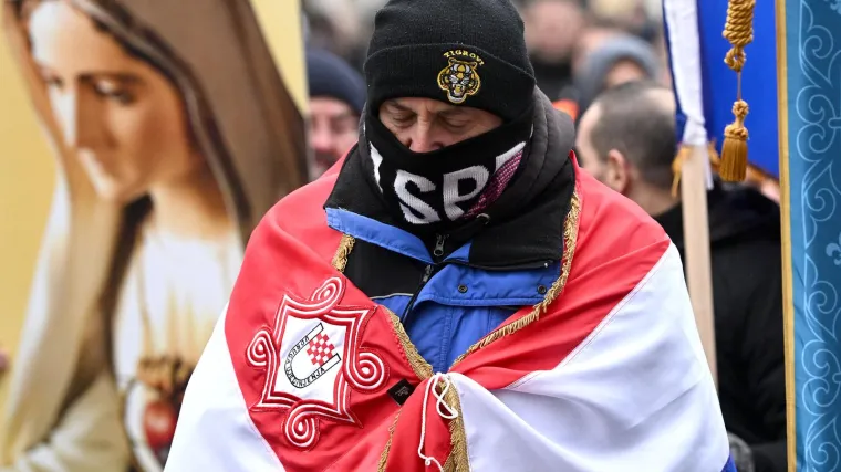 'Katolički muževi' ponovo klečali na glavnom zagrebačkom trgu: Neki su imali i ustaške simbole, a ovaj put je kontra njih bila 'Tiha misa'