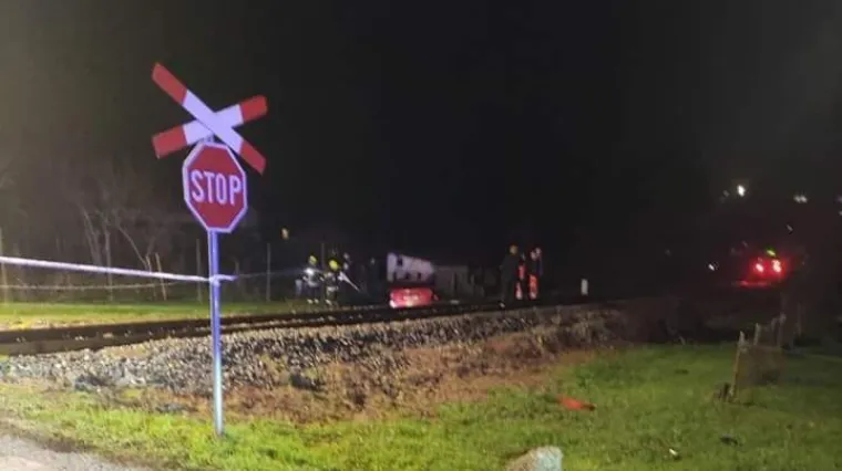 Putnički vlak naletio na auto, umrla jedna osoba. Prijelaz obilježen tek Andrijinim križem
