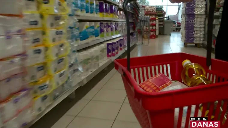 Osjetno pojeftinjuju benzin i dizel, nakon dugo vremena i plavi dizel. Hoće li i cijene hrane?