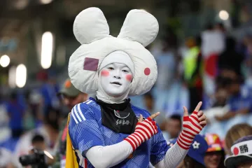 Zanimljivi prizori na utakmici Hrvatske i Japana. Na tribinama snimljeni navijači sa zastrašujućim maskama