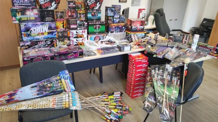 Policija kod mladića na&scaron;la vatreni arsenal - kutije s vatrometima, baklje, rakete