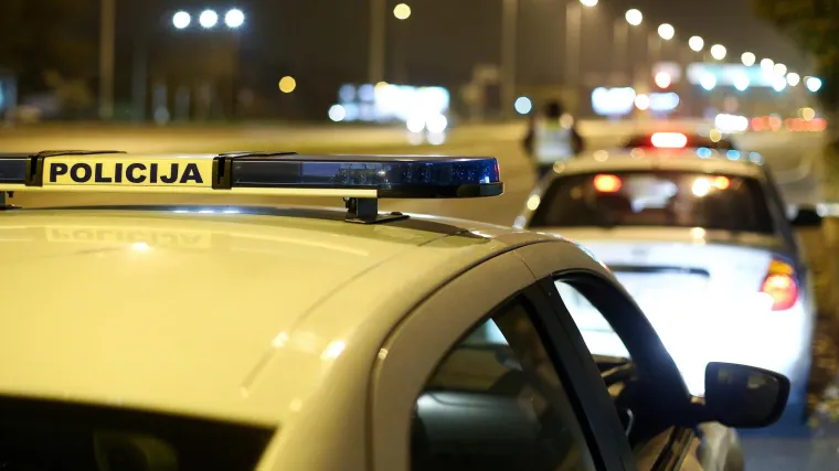 U prometnoj u blizini Slanog poginuo 26-godi&scaron;nji suvozač. Mlađi vozač te&scaron;ko je ozlijeđen.