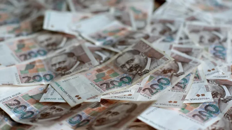 Hrvati bankama iske&scaron;irali 3,7 milijardi kuna,  razlika se osjeti čak i u ukupnoj količini gotovine u optjecaju