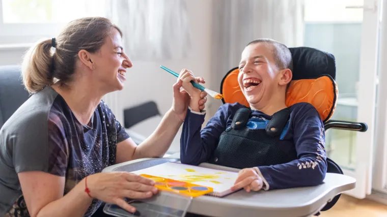 Nikola je zaigrani dječak koji ne govori, ali zahvaljujući donacijama on ipak svojoj mami može reći da je voli