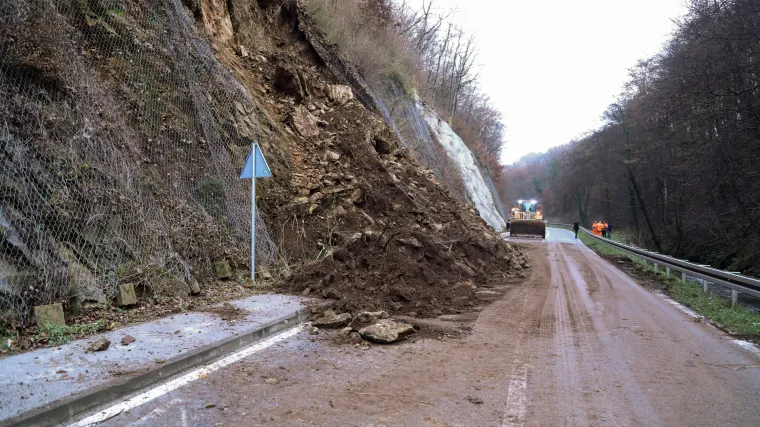 Za dlaku izbjegnuta tragedija. Odronilo se kamenje i zemlja kod Pregrade, službe na terenu