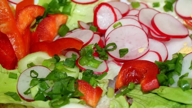 Salata od rotkvica s najboljim osvježavajućim dresingom za najbolji prilog