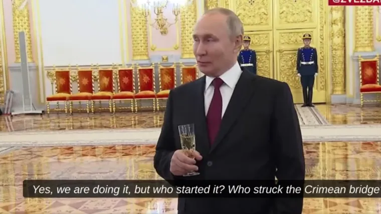 Širi se snimka Putina dok opušteno priča o granatiranju Ukrajine. Ljulja se, ispija alkohol...