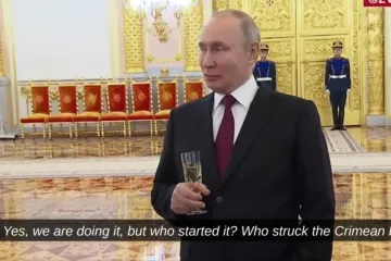 Širi se snimka Putina dok opušteno priča o granatiranju Ukrajine. Ljulja se, ispija alkohol...